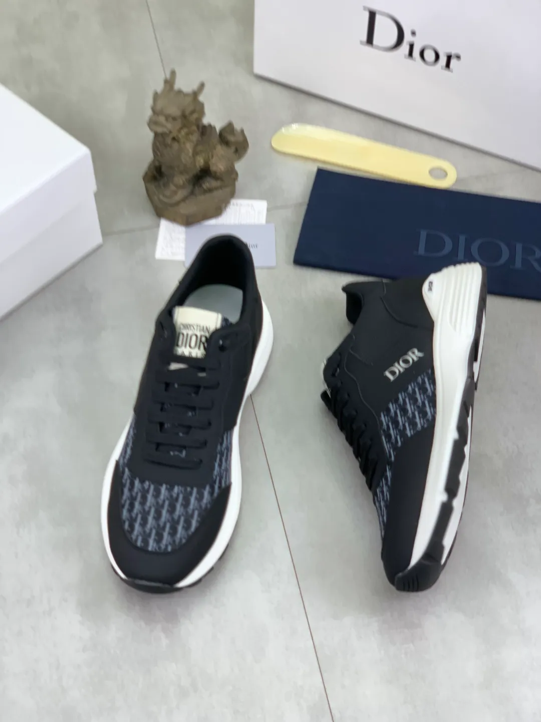 Men's shoes 💰P420 New Dior Chrono 2025 new product B30 series, in white and black fly woven series, decorated with computer-printed CD logo on both sides, star patch on the tongue and Dior logo on the heel, many details highlight the style. The interior is matched with the original color matching mesh, and the interior of the body is supported by low-temperature shaping sheets, and is filled with light feather cotton to keep the interior full and soft against the feet. The exclusive open-molded outsole adopts a one-piece molding process, so there is no need to worry about problems such as the opening and falling of sole decorative accessories. It is light and comfortable to wear, yet strong and wear-resistant. The two-color shoelaces are accessorized with exquisite metal five-pointed star pendants, creating a high-end, trendy and casual look at all times. Color: white black blue code number: 38-44 (45 customized)